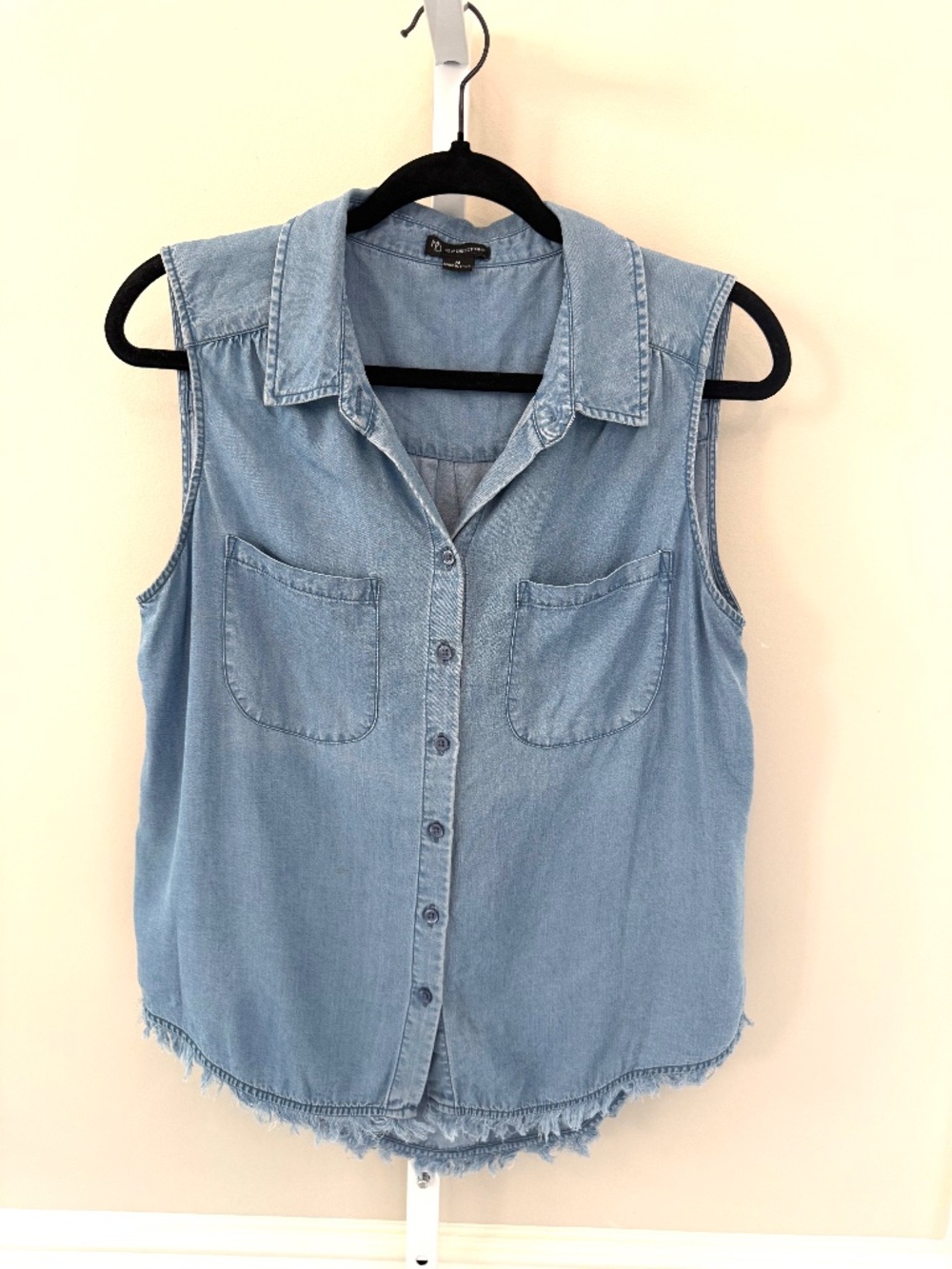 New Directions Denim/Chambray Sleeveless Button Up Fringe Hem Top M